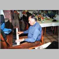 080-2454 Treffen in Loehne 2007. Am Klavier Alwin Fischhuber.jpg
